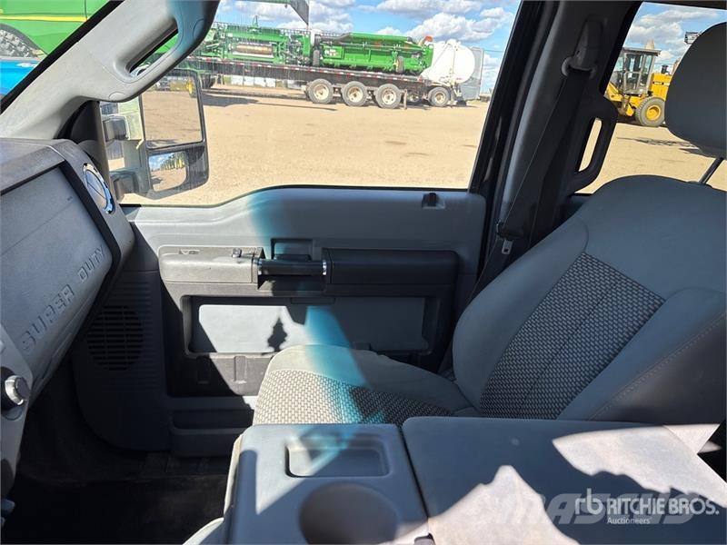 Ford F-250 XLT 4x4 Crew Cab Pickup Ostalo