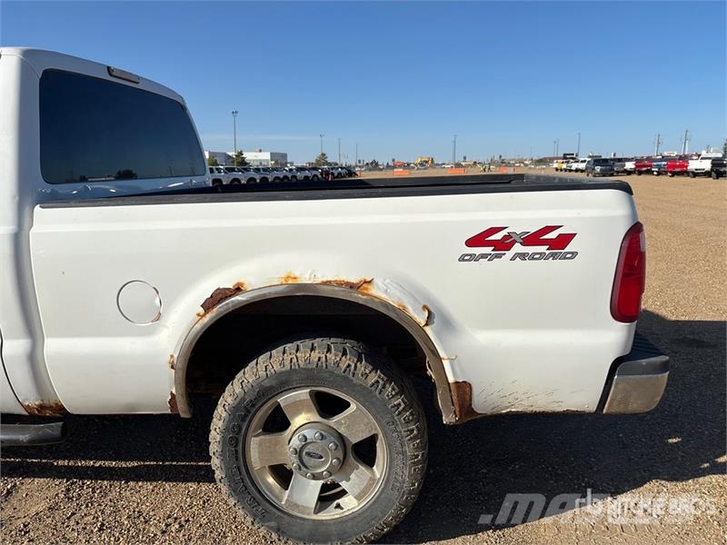 Ford F-250 XLT 4x4 Crew Cab Pickup Andre varebiler
