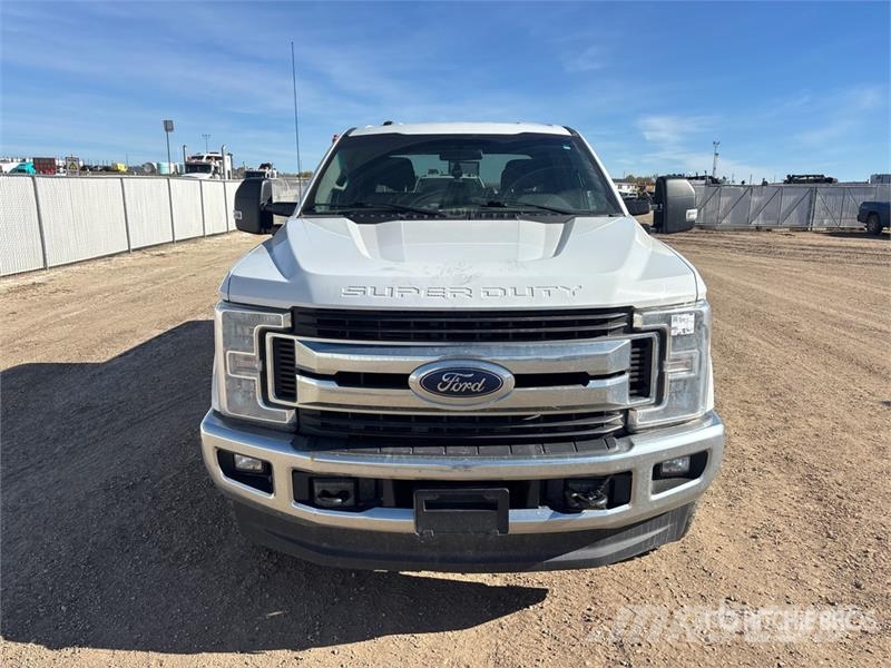 Ford F-250 XLT 4x4 Crew Cab Pickup Ostalo