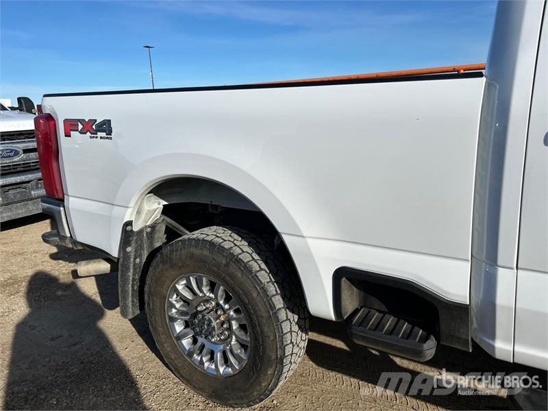 Ford F-250 XLT 4x4 Crew Cab Pickup أخرى