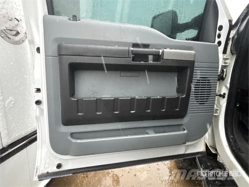 Ford F-250 XLT 4x4 Crew Cab Pickup Muu