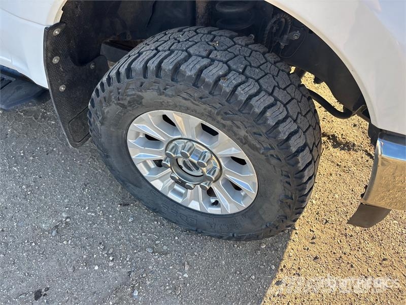 Ford F-250 XLT 4x4 Crew Cab Pickup Inne
