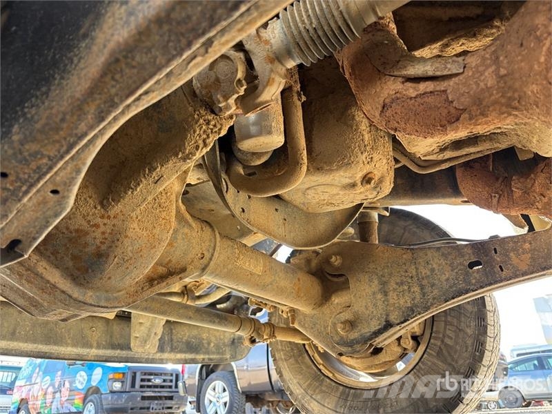 Ford F-250 XLT 4x4 Crew Cab Pickup Muu