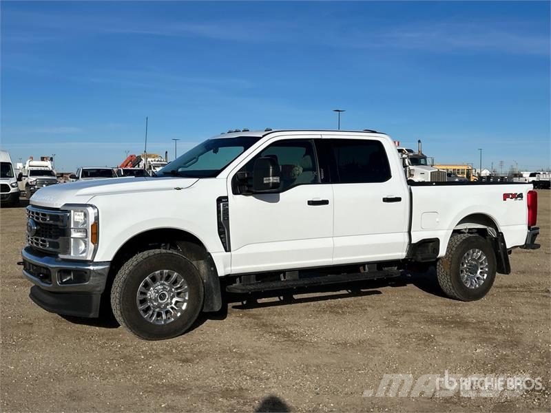 Ford F-250 XLT 4x4 Crew Cab Pickup أخرى