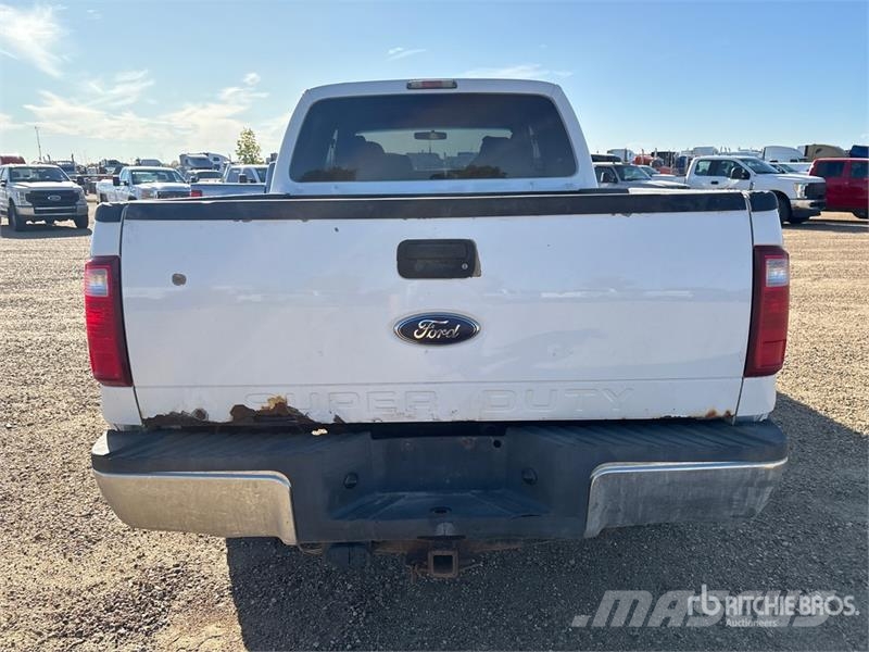 Ford F-250 XLT 4x4 Crew Cab Pickup Andre varebiler