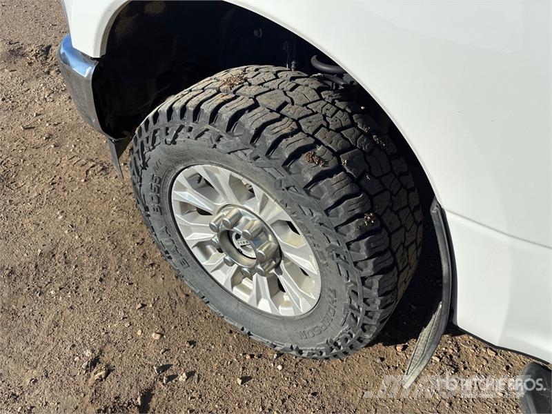 Ford F-250 XLT 4x4 Crew Cab Pickup Inne