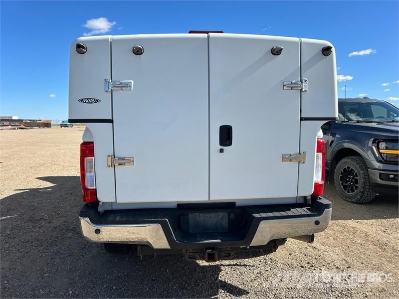 Ford F-250 XLT 4x4 Crew Cab Pickup Ostalo