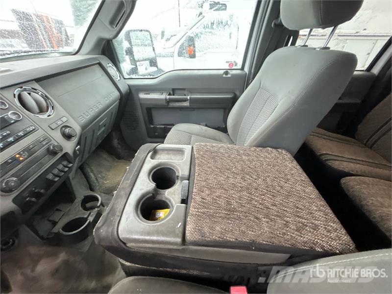 Ford F-250 XLT 4x4 Crew Cab Pickup أخرى