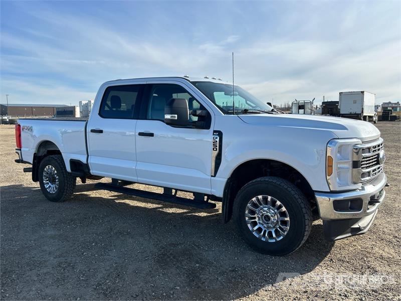 Ford F-250 XLT 4x4 Crew Cab Pickup أخرى