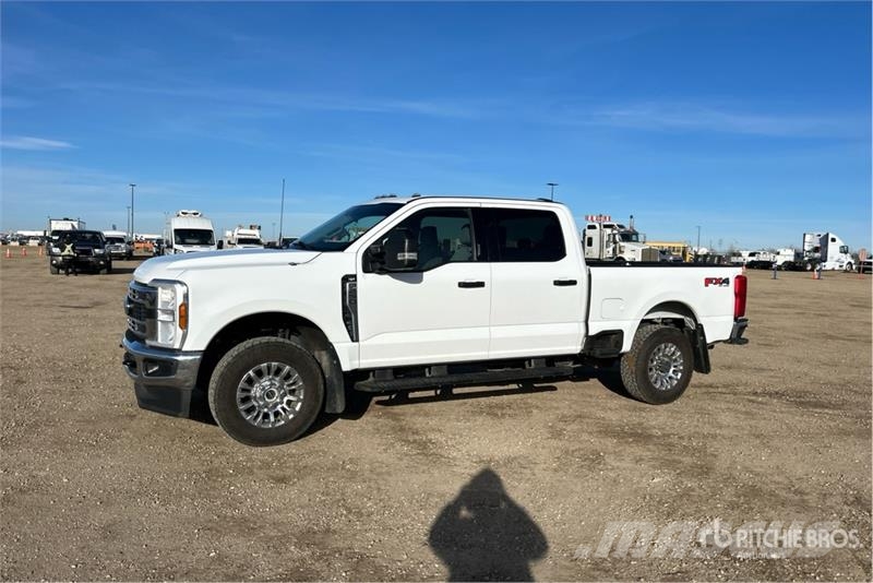 Ford F-250 XLT 4x4 Crew Cab Pickup أخرى