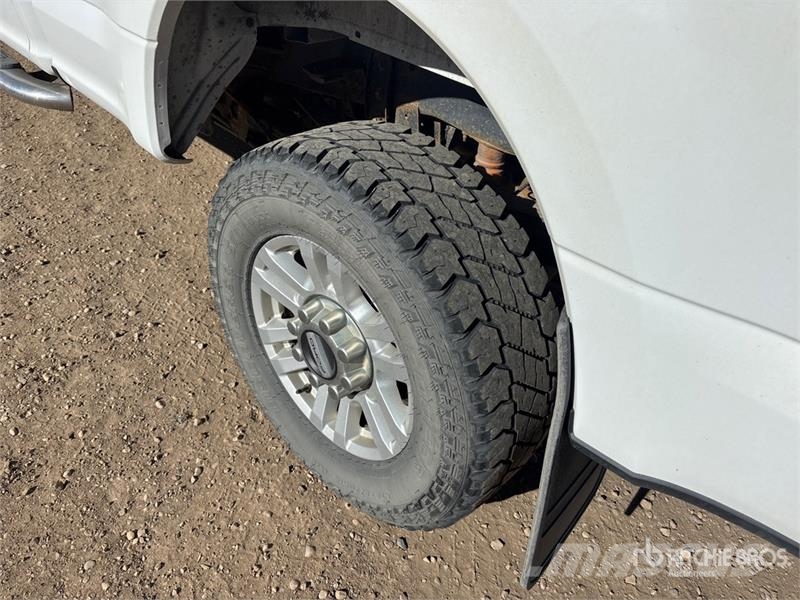 Ford F-250 XLT 4x4 Crew Cab Pickup Ostalo