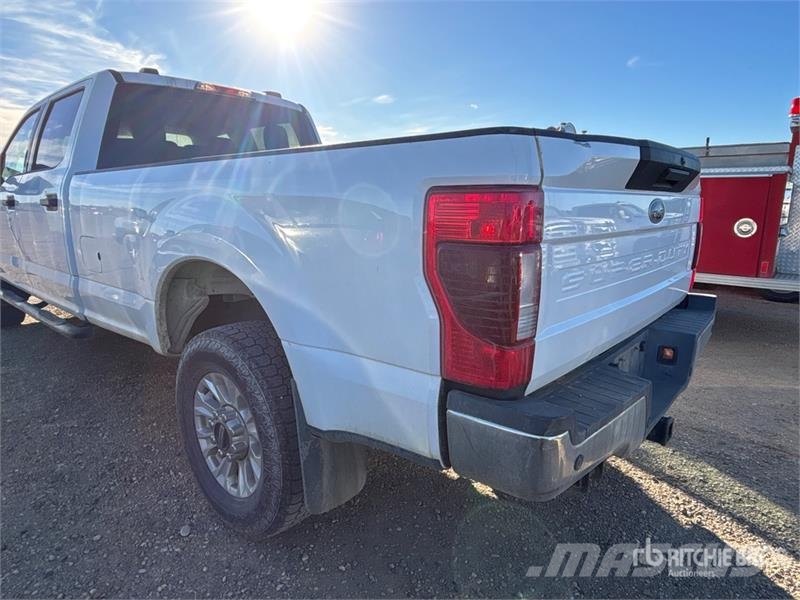 Ford F-250 XLT 4x4 Crew Cab Pickup Ostalo