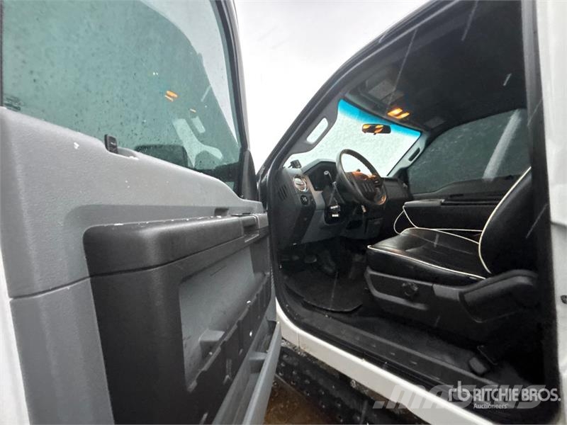 Ford F-250 XLT 4x4 Crew Cab Pickup Muu