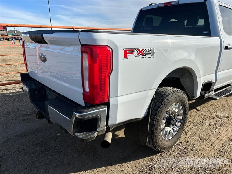 Ford F-250 XLT 4x4 Crew Cab Pickup أخرى
