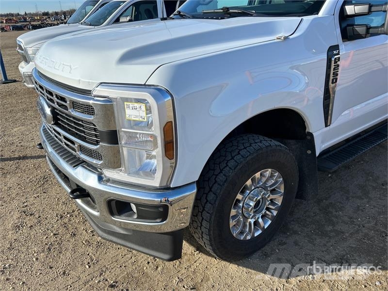 Ford F-250 XLT 4x4 Crew Cab Pickup أخرى
