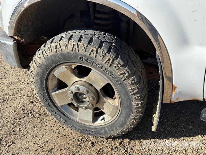Ford F-250 XLT 4x4 Crew Cab Pickup Andre varebiler