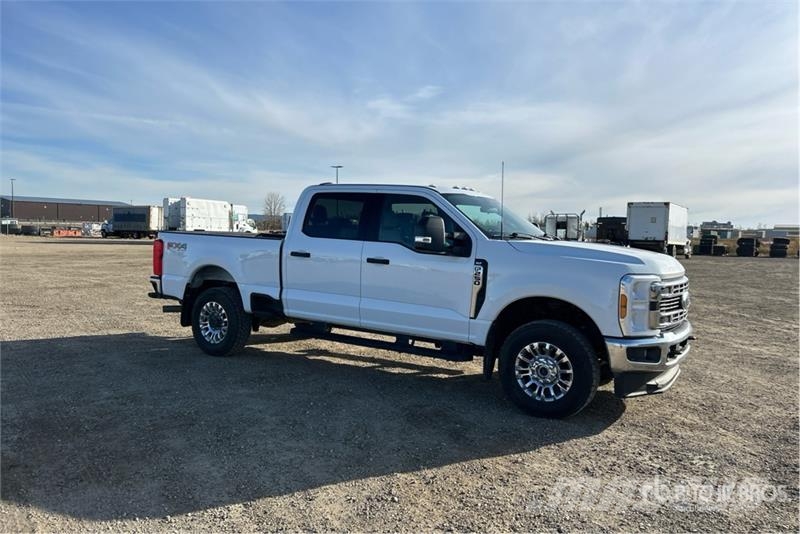 Ford F-250 XLT 4x4 Crew Cab Pickup أخرى