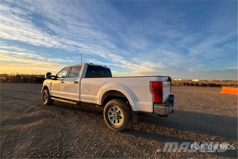 Ford F-250 XLT 4x4 Crew Cab Pickup Ostalo