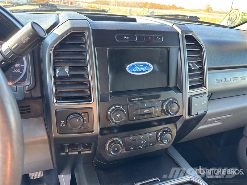 Ford F-250 XLT 4x4 Crew Cab Pickup Inne