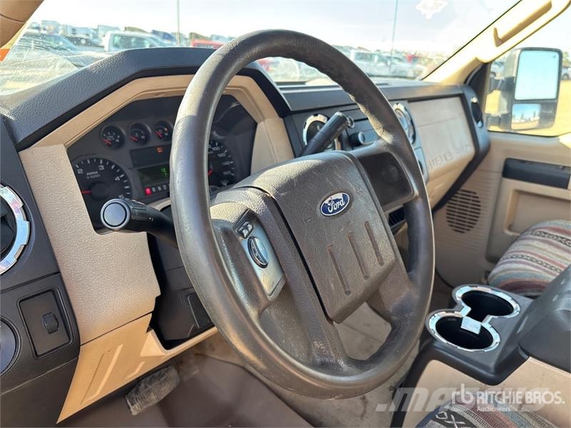 Ford F-250 XLT 4x4 Crew Cab Pickup Andre varebiler