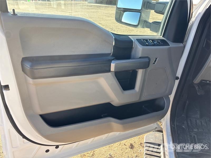 Ford F-250 XLT 4x4 Crew Cab Pickup Inne
