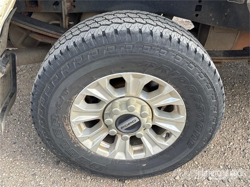 Ford F-250 XLT 4x4 Crew Cab Pickup Ostalo