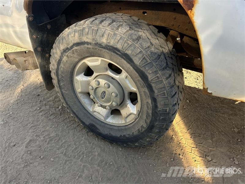 Ford F-250 XLT 4x4 Crew Cab Pickup Прочие фургоны