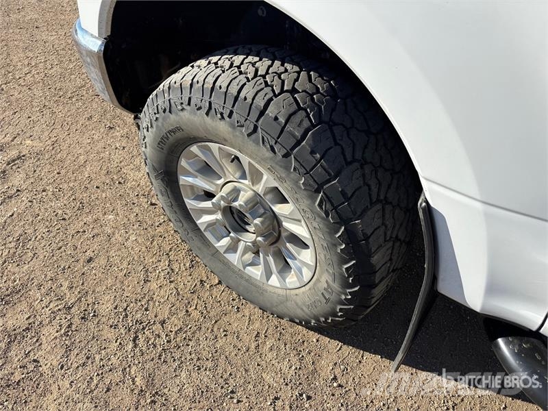 Ford F-250 XLT 4x4 Crew Cab Pickup Inne