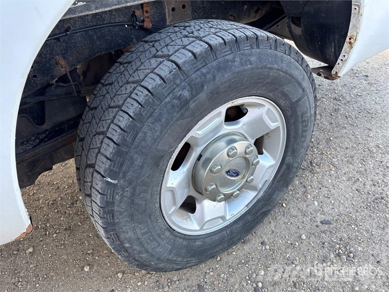 Ford F-250 XLT 4x4 Crew Cab Pickup Muu
