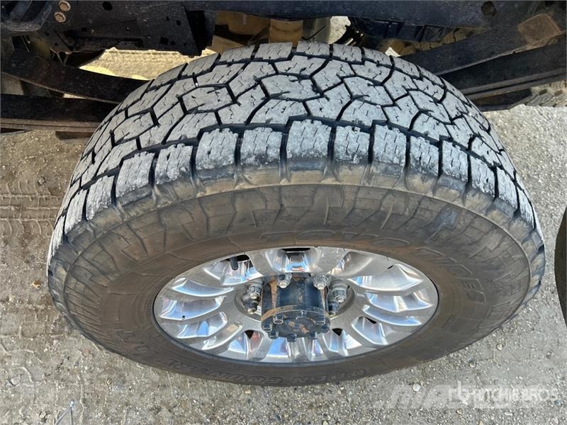 Ford F-250 XLT 4x4 Crew Cab Pickup أخرى