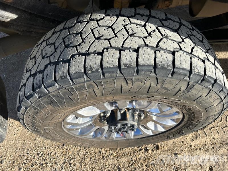 Ford F-250 XLT 4x4 Crew Cab Pickup أخرى