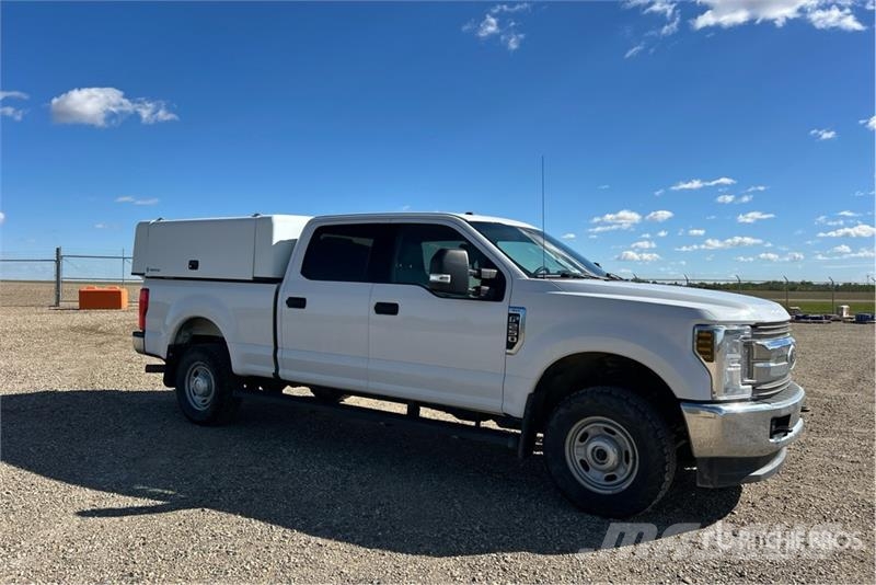 Ford F-250 XLT 4x4 Crew Cab Pickup Ostalo
