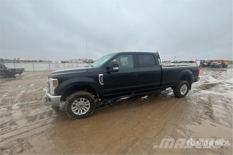 Ford F-250 XLT 4x4 Crew Cab Pickup Ostalo