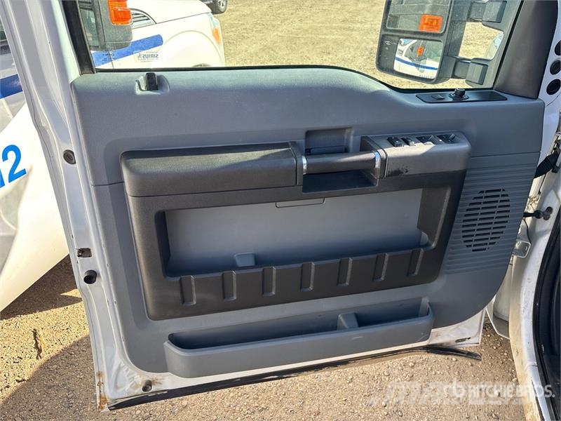 Ford F-250 XLT 4x4 Crew Cab Pickup Muu