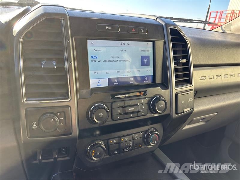 Ford F-250 XLT 4x4 Crew Cab Pickup Inne