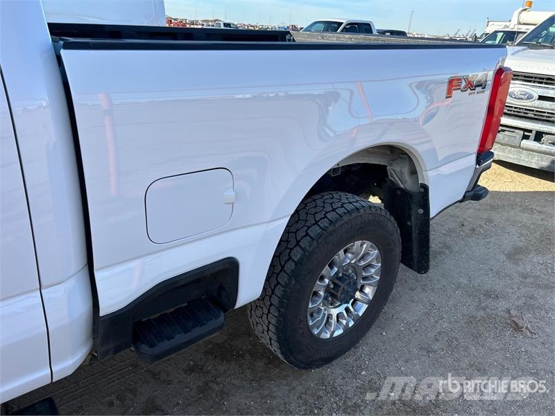 Ford F-250 XLT 4x4 Crew Cab Pickup أخرى
