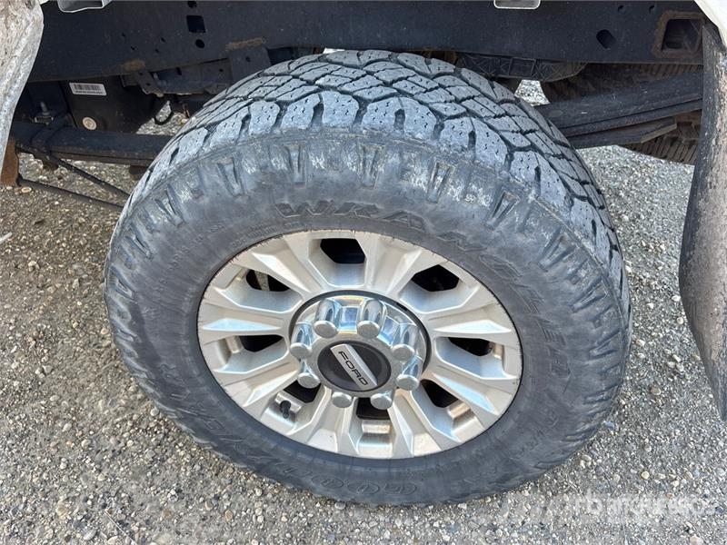 Ford F-250 XLT 4x4 Crew Cab Pickup Ostalo
