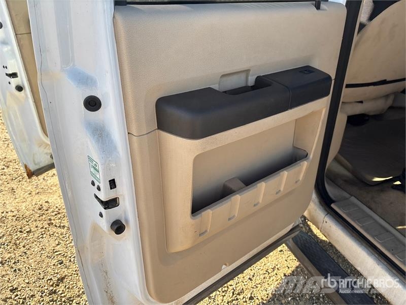 Ford F-250 XLT 4x4 Crew Cab Pickup Andre varebiler