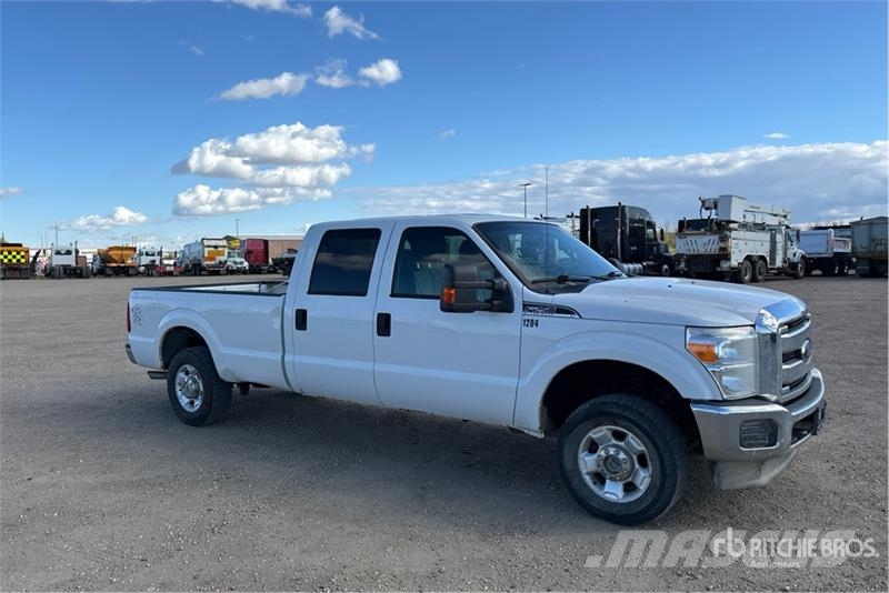 Ford F-250 XLT 4x4 Crew Cab Pickup Muu
