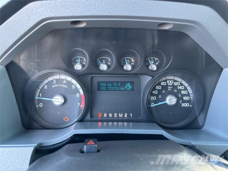 Ford F-250 XLT 4x4 Crew Cab Pickup Muu
