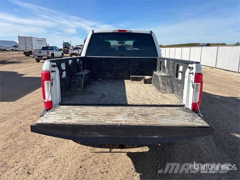 Ford F-250 XLT 4x4 Crew Cab Pickup Ostalo