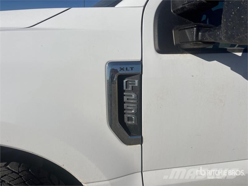Ford F-250 XLT 4x4 Crew Cab Pickup Ostalo