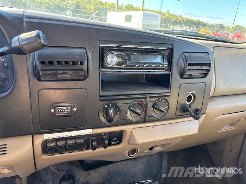 Ford F-250 XLT 4x4 Spreader Truck مركبات الأغراض العامة
