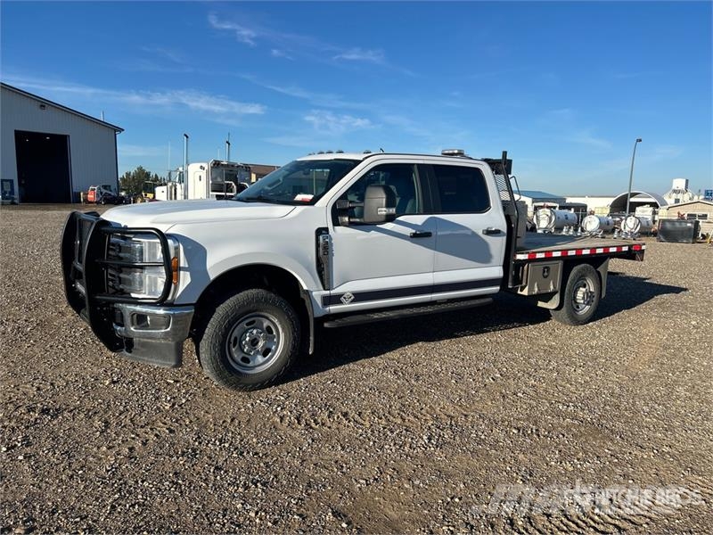 Ford F-350 平板栏板货车