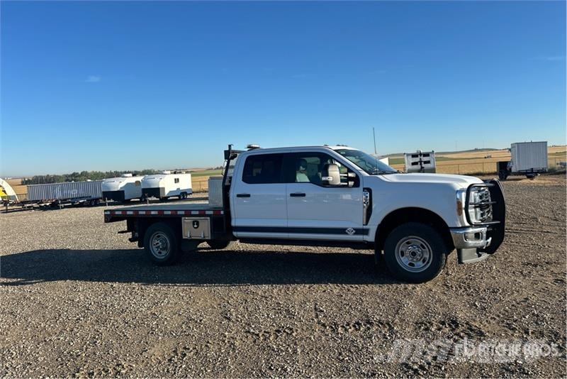 Ford F-350 平板栏板货车