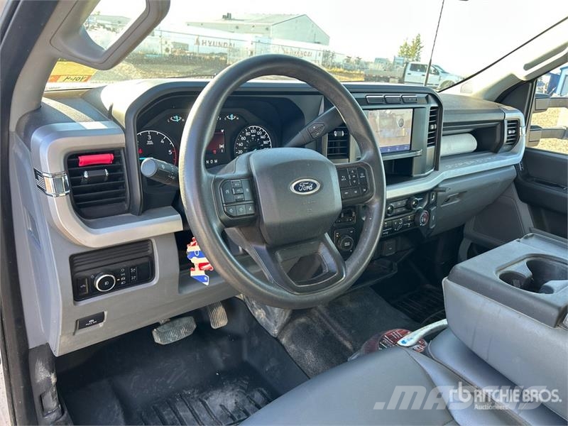 Ford F-350 平板栏板货车