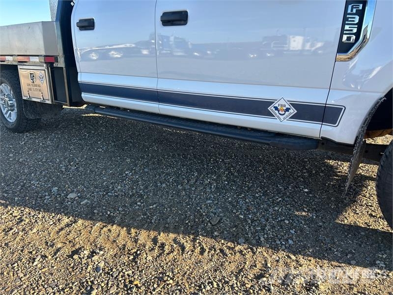 Ford F-350 平板栏板货车