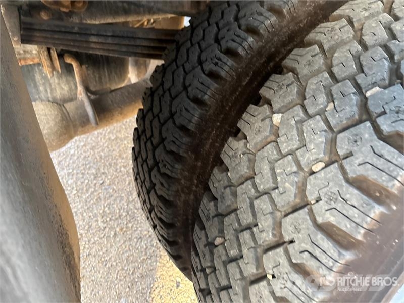Ford F-350 Tovornjaki s kesonom/platojem