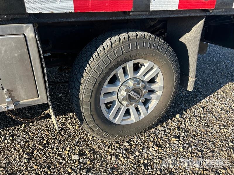 Ford F-350 平板栏板货车