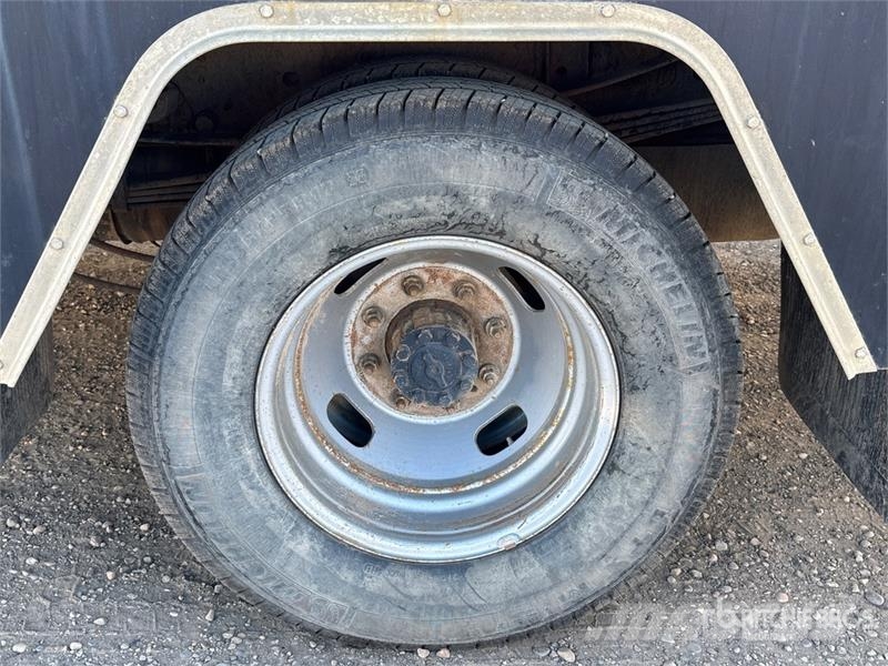 Ford F-350 Platós / Ponyvás teherautók